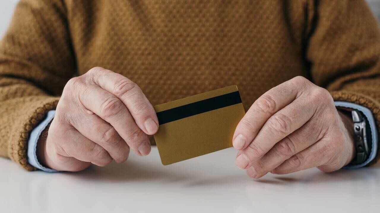 Почти 600 рублей исчезли со счета пенсионера после визита знакомого