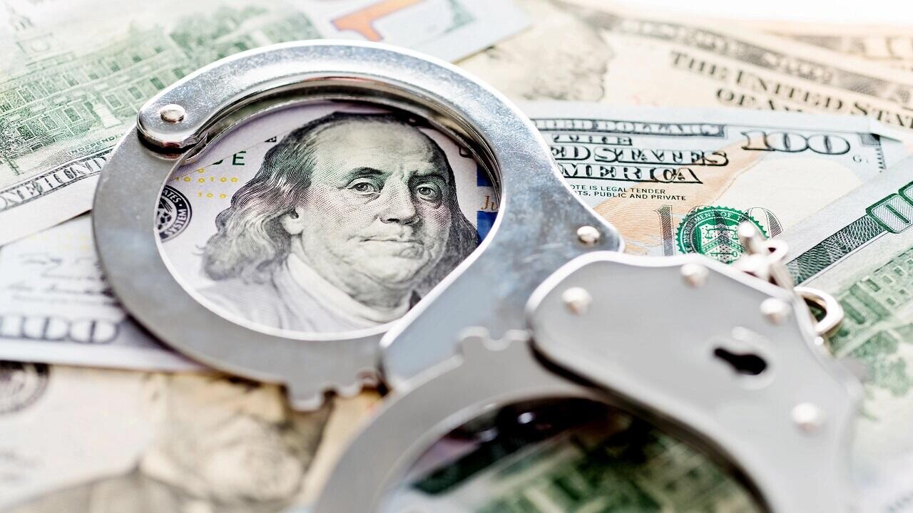 Директор фирмы обманул клиентов на 420 000 рублей – его нашли в России