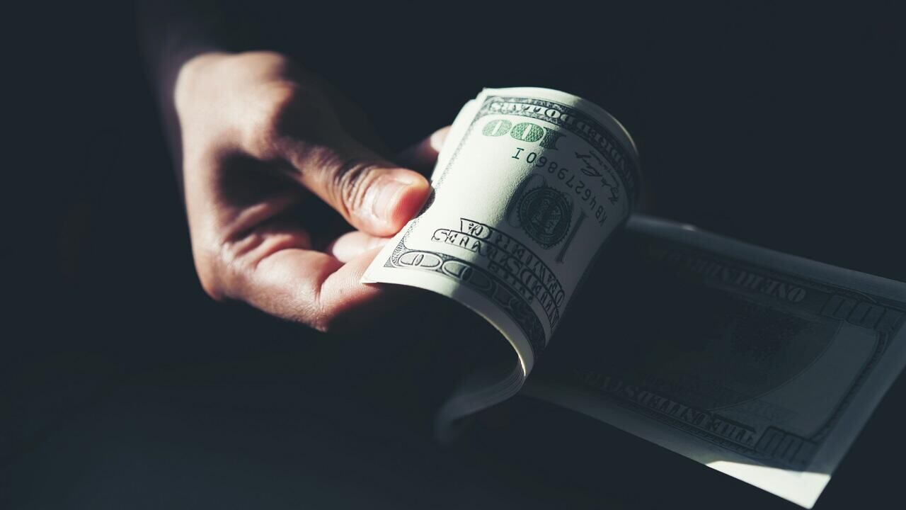 Главный инженер из Борисова получил 120 000 рублей откатов за контракты с иностранцем