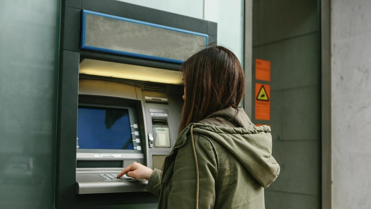 В Беларуси стало меньше банкоматов и инфокиосков