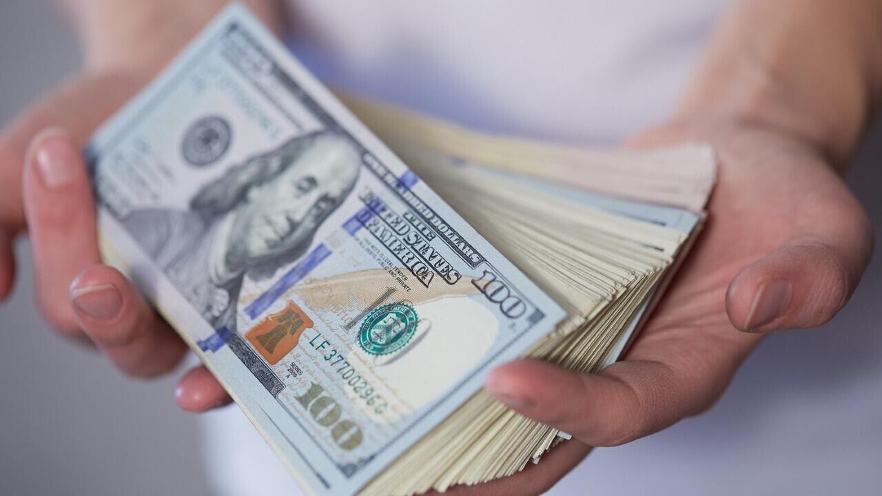 Убедили взять 2 кредита и продать авто: минчанка отдала мошенникам $50 000