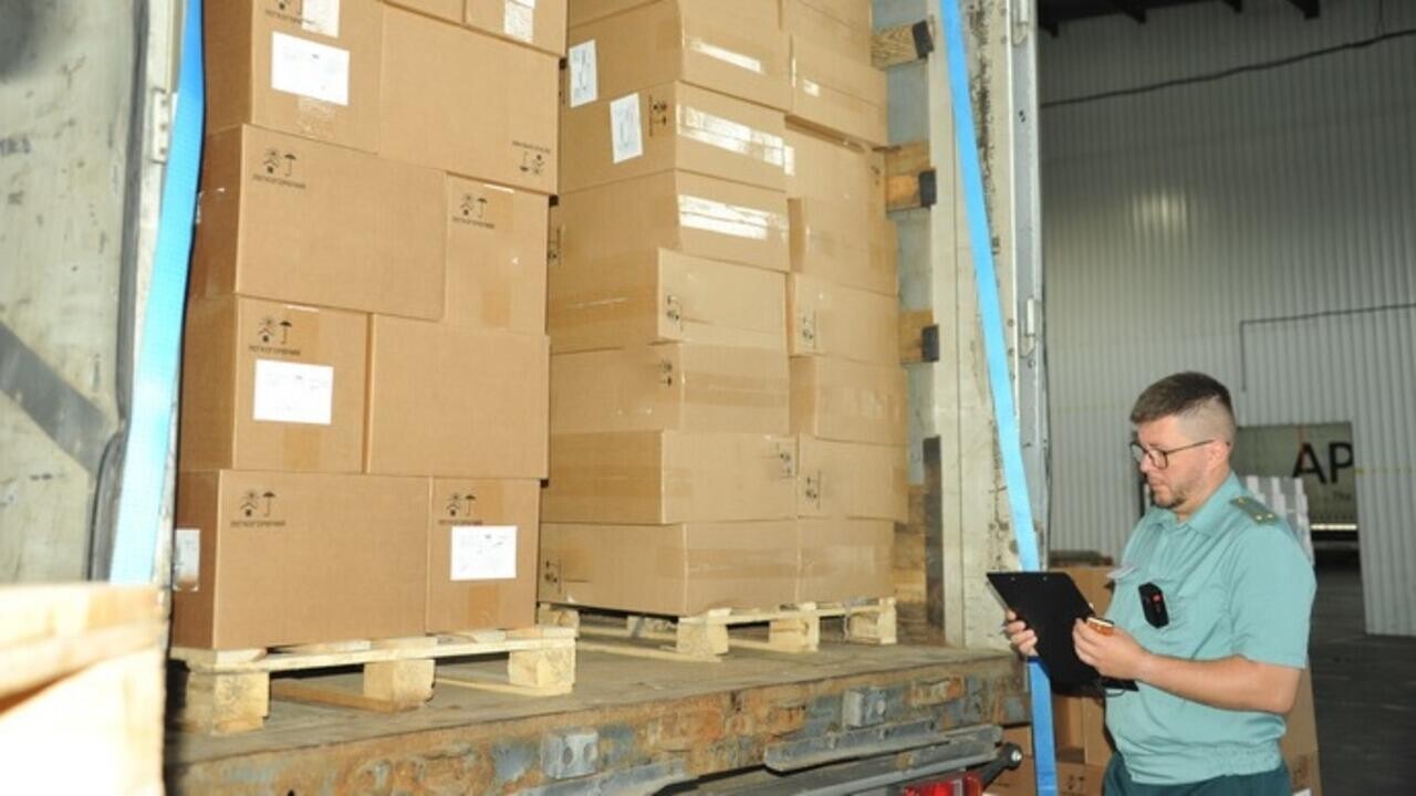Фура из Беларуси везла квас только на бумаге: что нашли таможенники