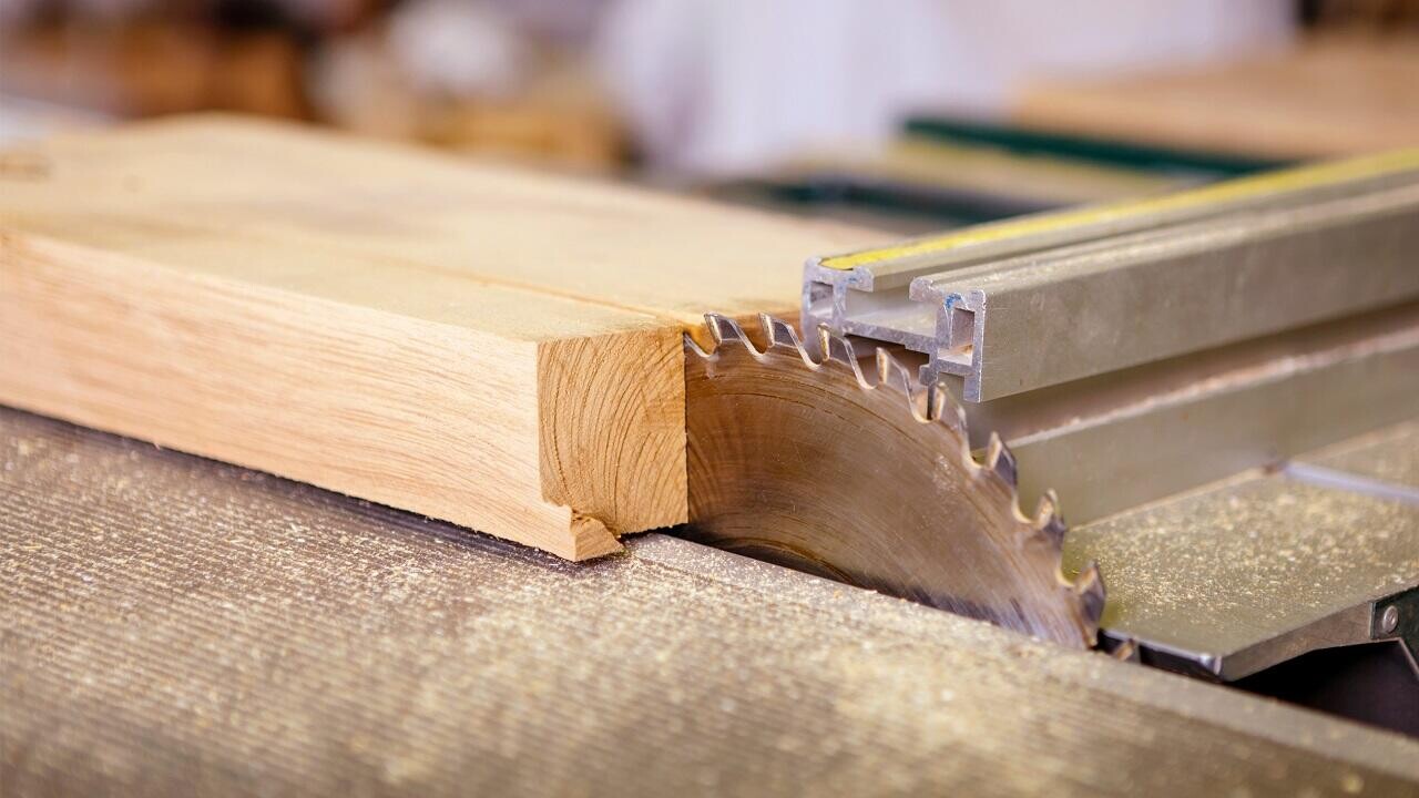 Деревообработчикам утвердили суммы отчислений на спецсчета и продлили отсрочку по долгам