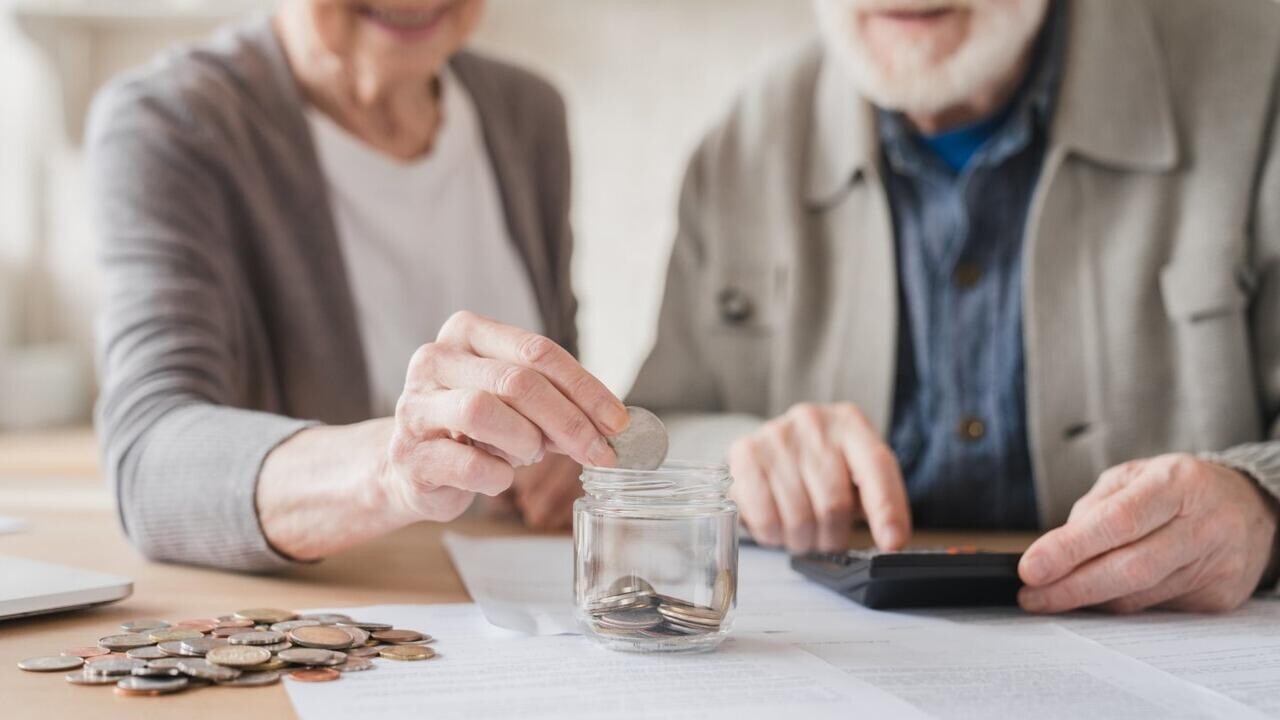 Стало известно, как отличаются пенсии мужчин и женщин в ЕС. А что в Беларуси?