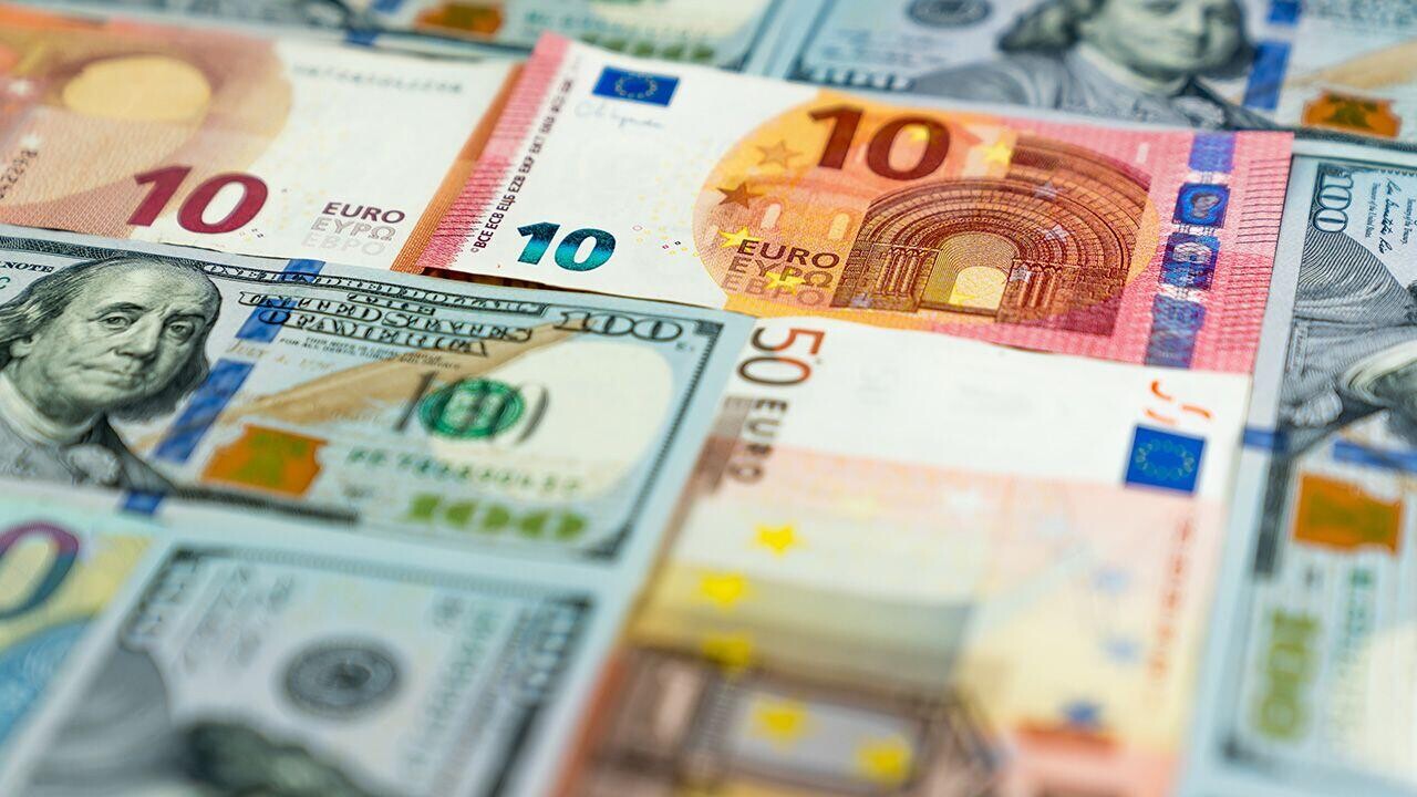 Белорусы продолжают нести валюту в обменники: сколько продали в апреле