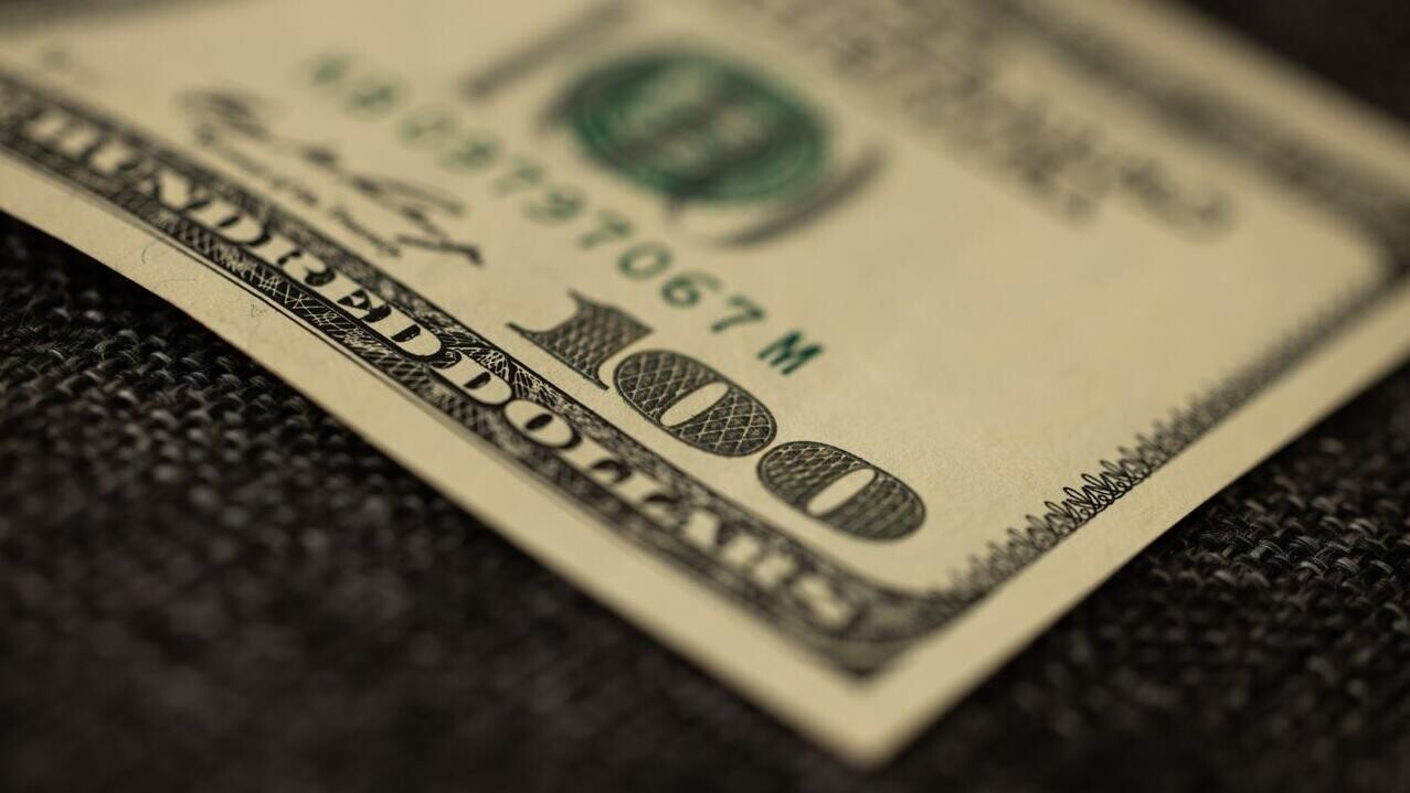 Девушка подарила приятелю $100: деньги были чужими