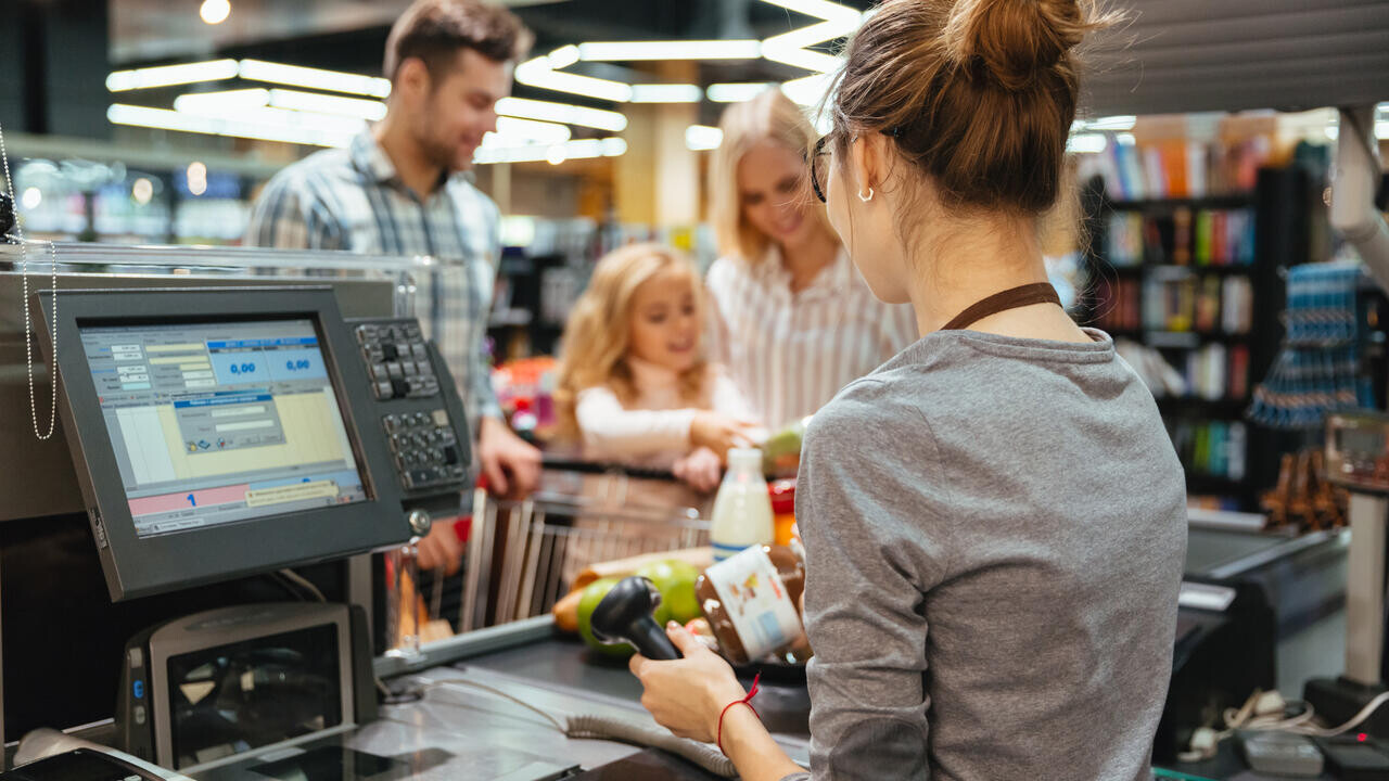 Подсунули договор и уволили: продавщица из Гомельской области через суд вернула работу и получила компенсацию