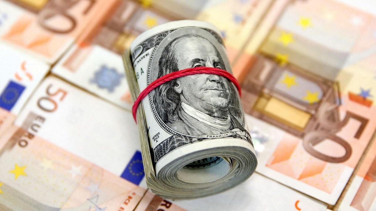 Белорусы сбрасывают валюту: за май продали на $310,5 млн больше, чем купили