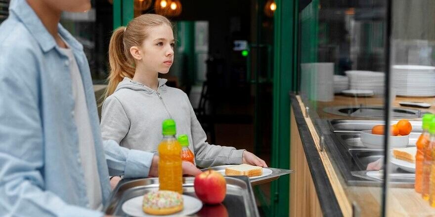 В Беларуси увеличили господдержку сирот и подняли нормы питания в школах