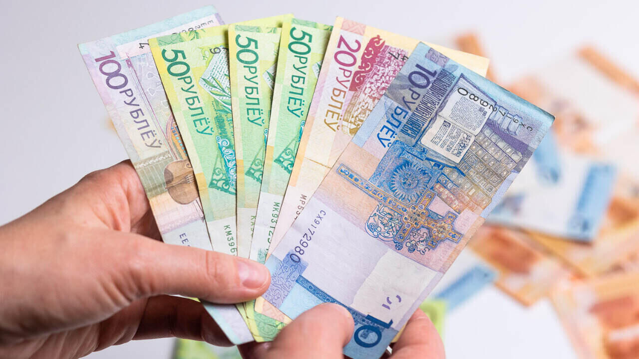 Средняя зарплата более 7000 рублей. Кто в Беларуси зарабатывает больше всего?