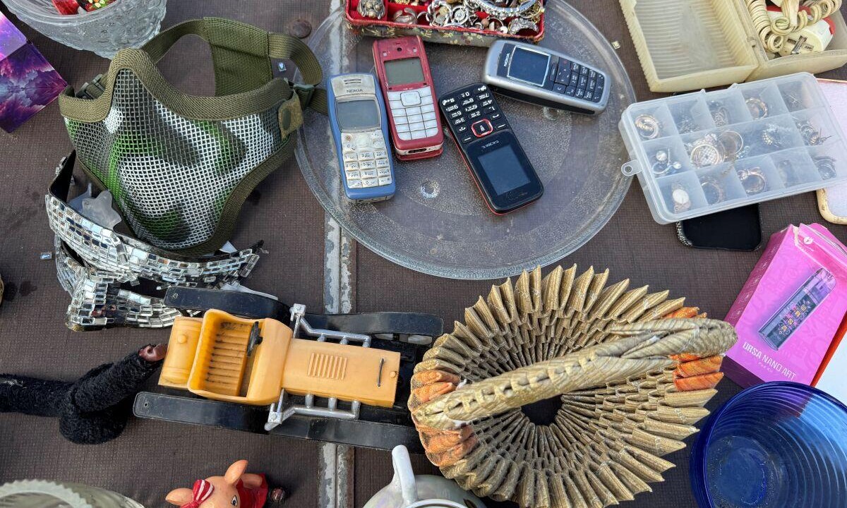 «Аренда стола – 30 рублей, но за день можно ничего и не заработать». Чем живет рынок «Поле чудес»?