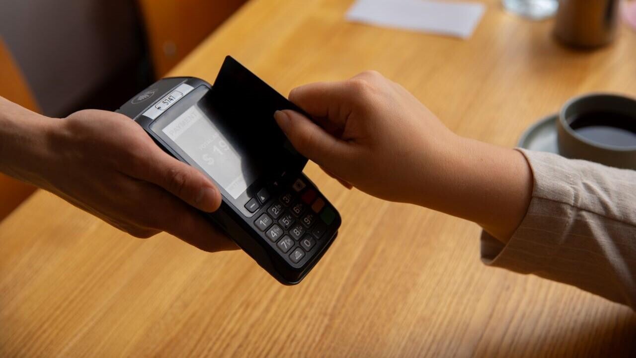 Как платить за покупки и делать переводы денег в России: нашли карту для белорусов