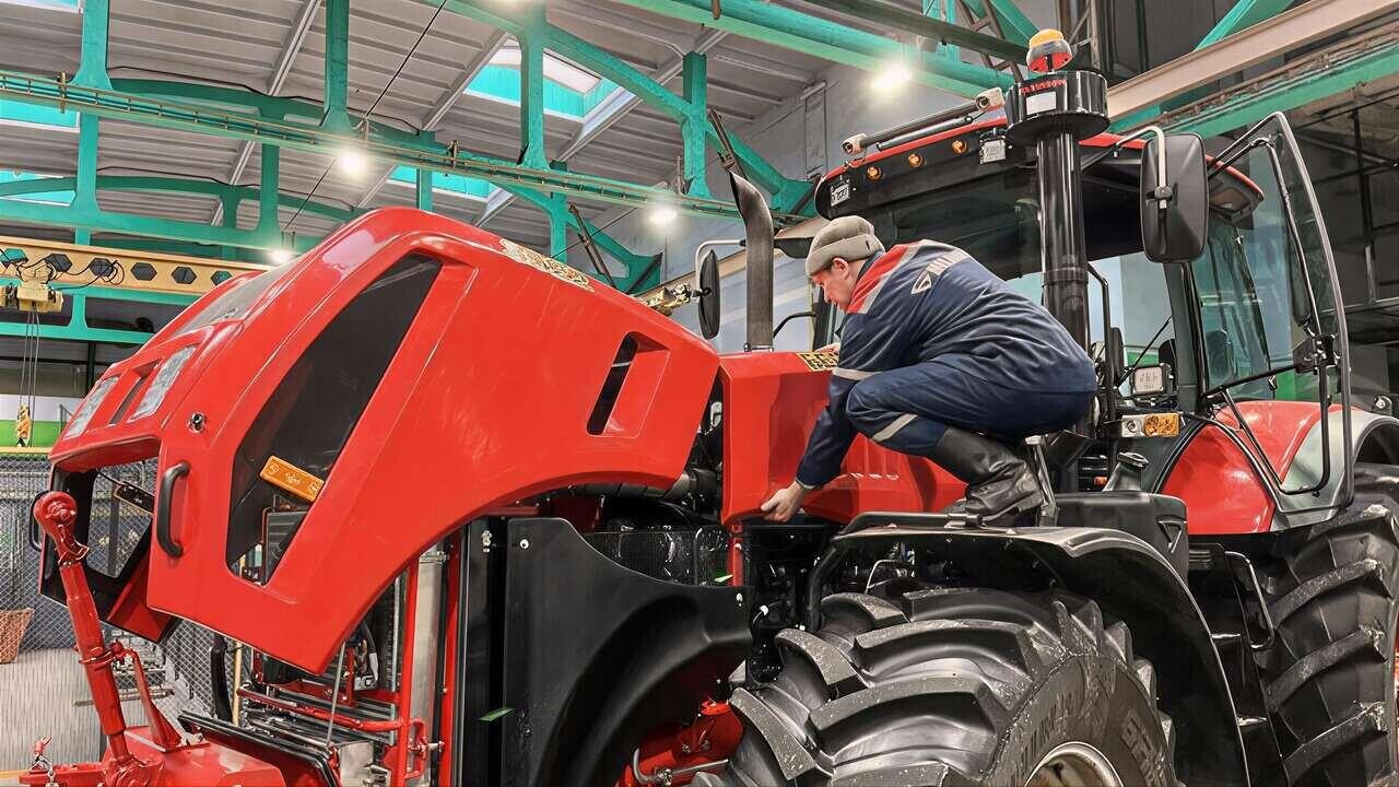 МТЗ ищет работников. Кому обещают зарплату до 5500 рублей?