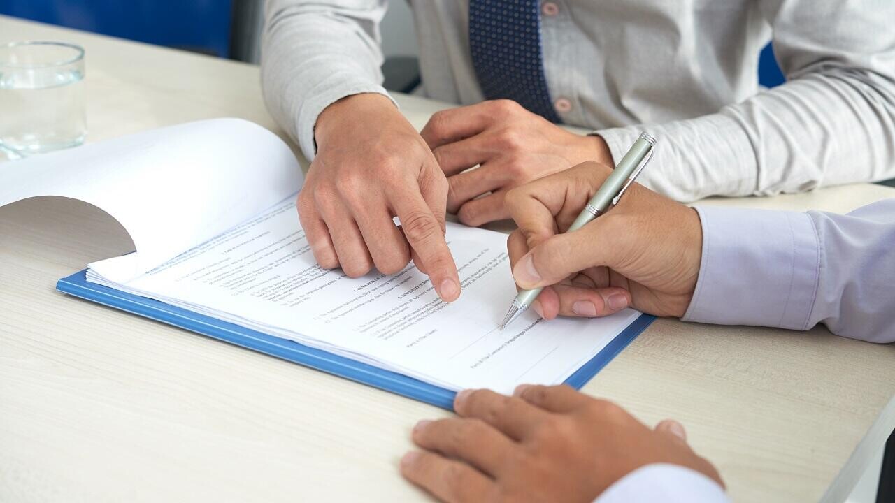 Минский бизнесмен занял $69 000, а потом отказался от своей подписи в векселе