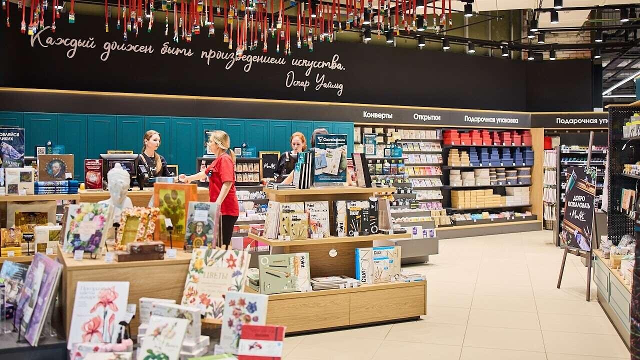 Кисти за β600 и место для выставок: в Минске открылся необычный магазин для художников