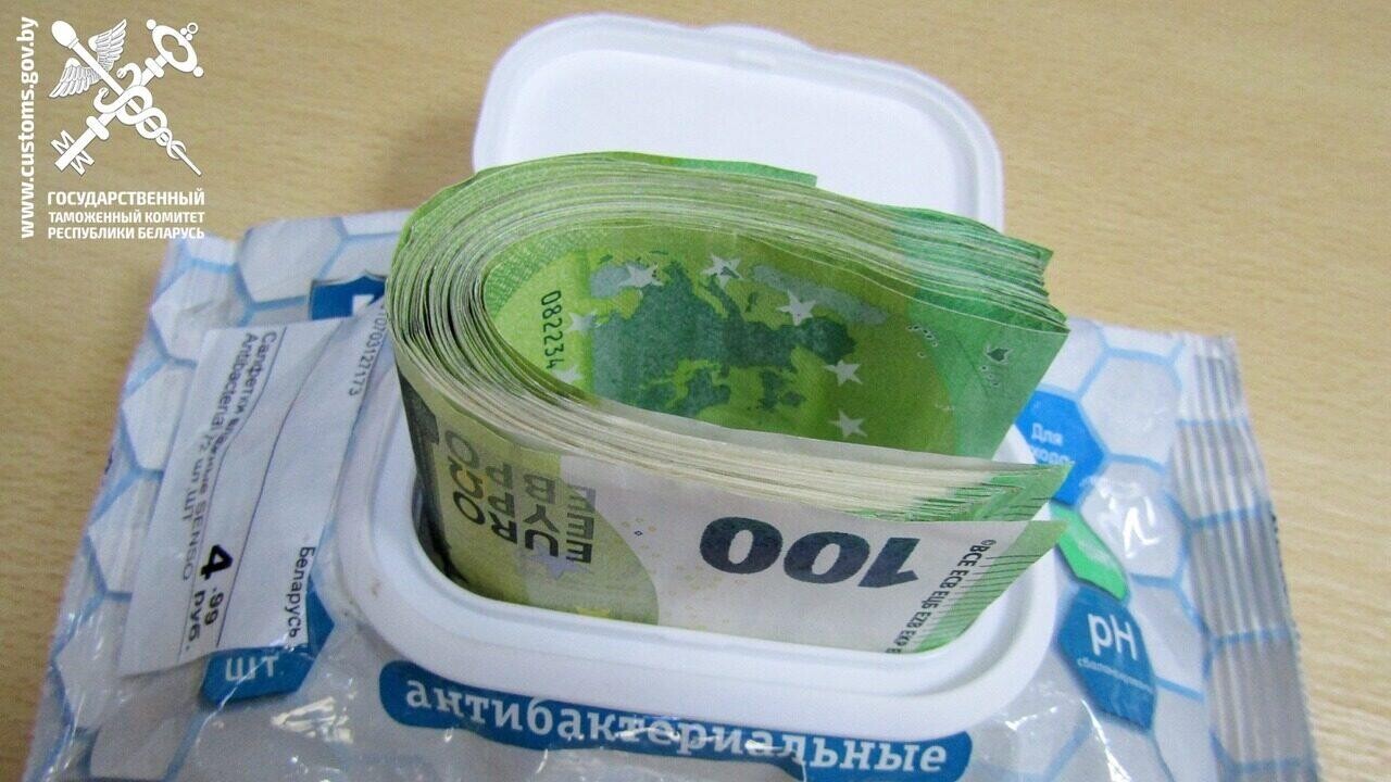 В пачке салфеток за 5 рублей нашли 5000 евро