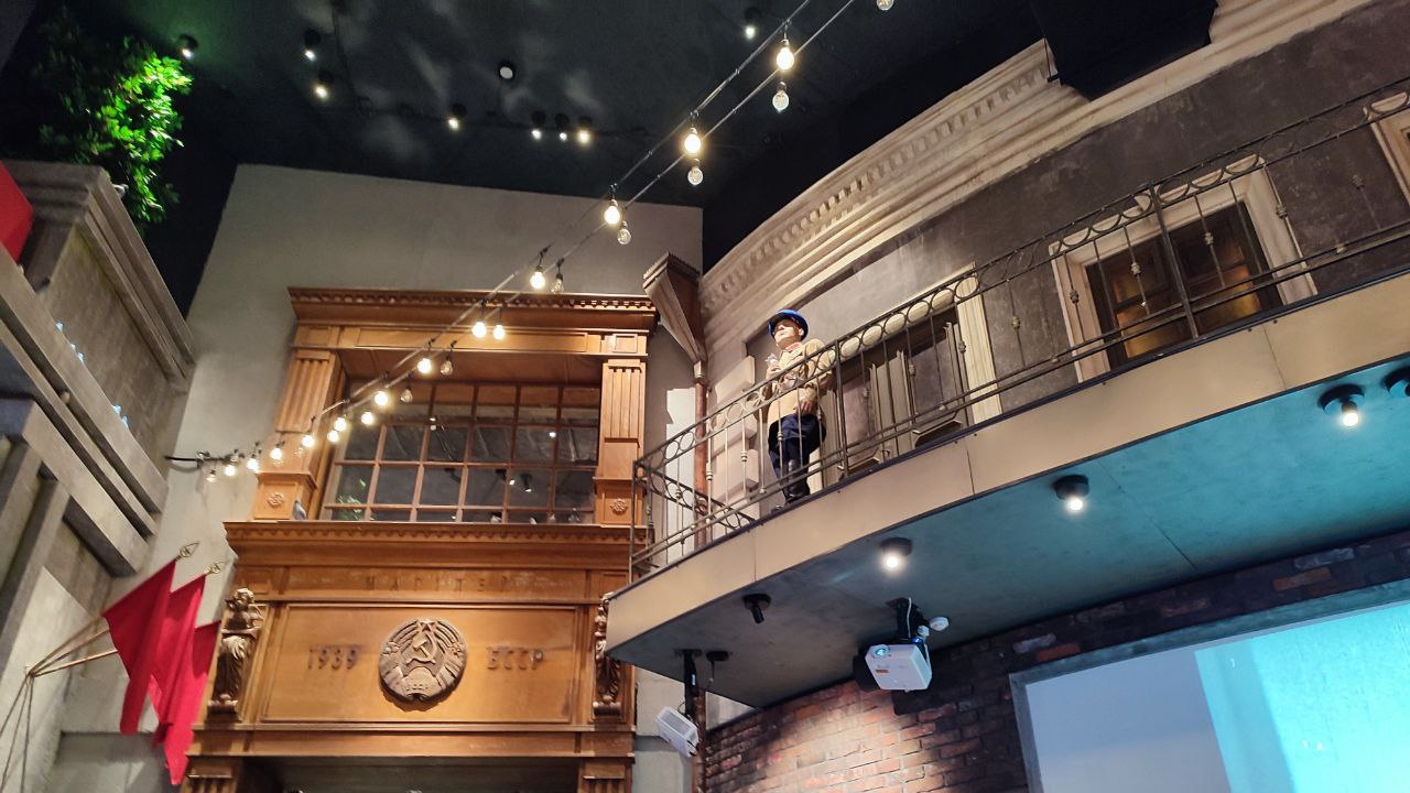 Зачем взрослые в Могилеве надевают парашют и стреляют из пушки? Репортаж из самого необычного музея города