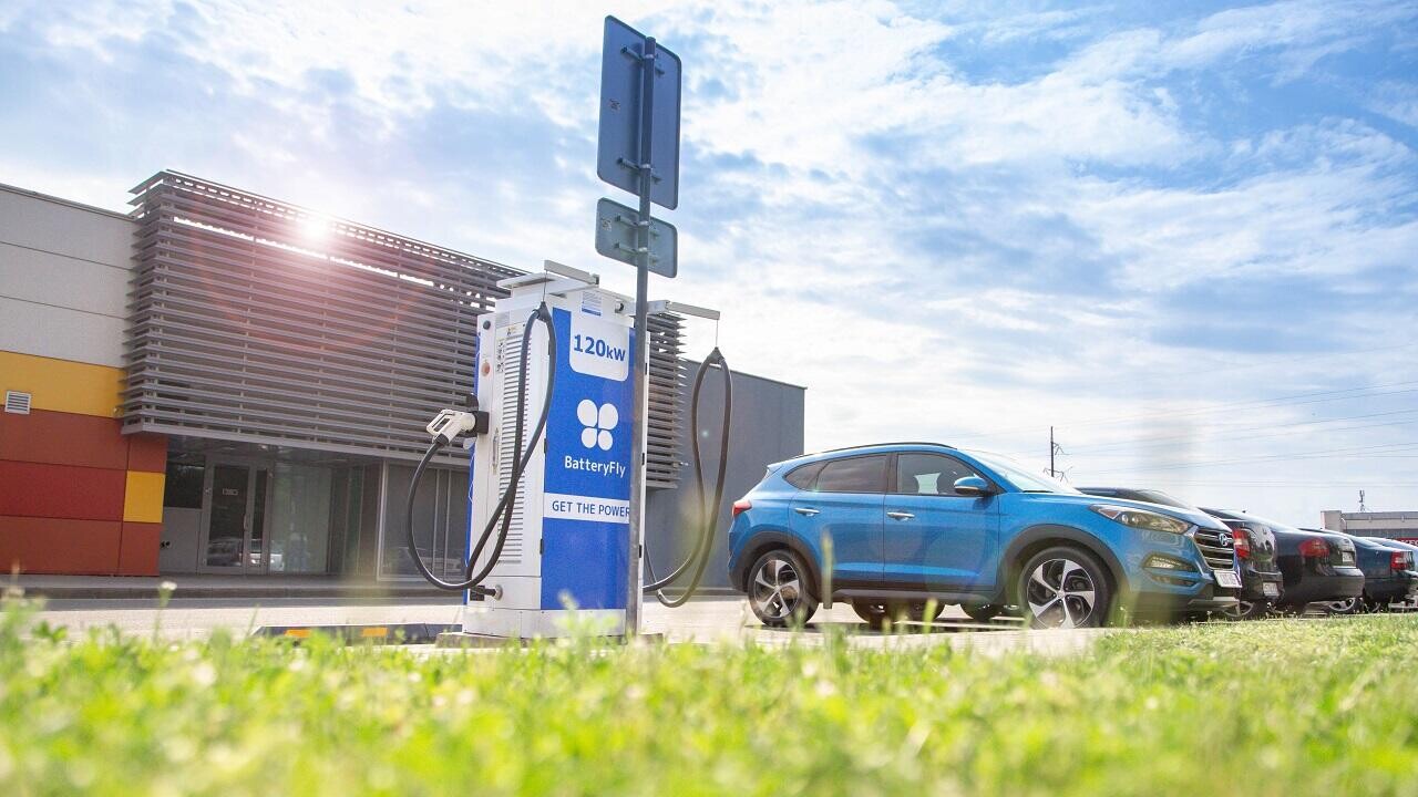 Зарядки идут в райцентры: сеть BatteryFly расширяется до 1000 станций 