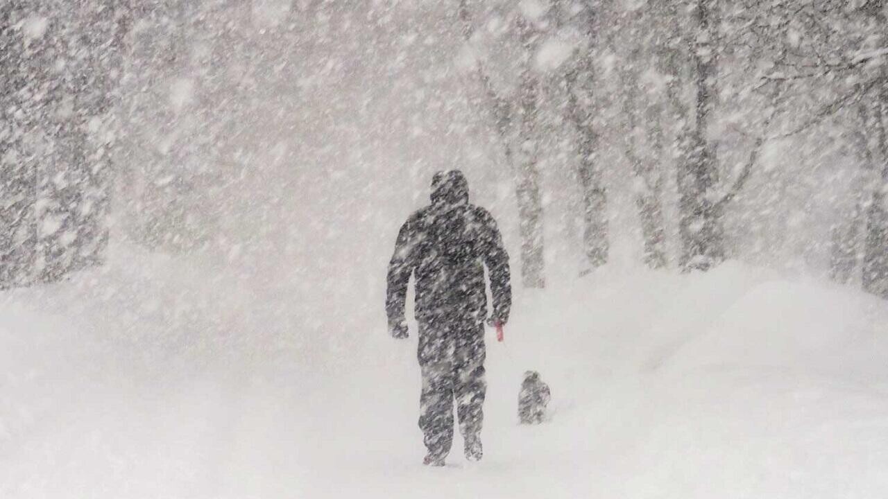 В Беларусь опять пришел «снежный катаклизм» – оранжевый уровень опасности