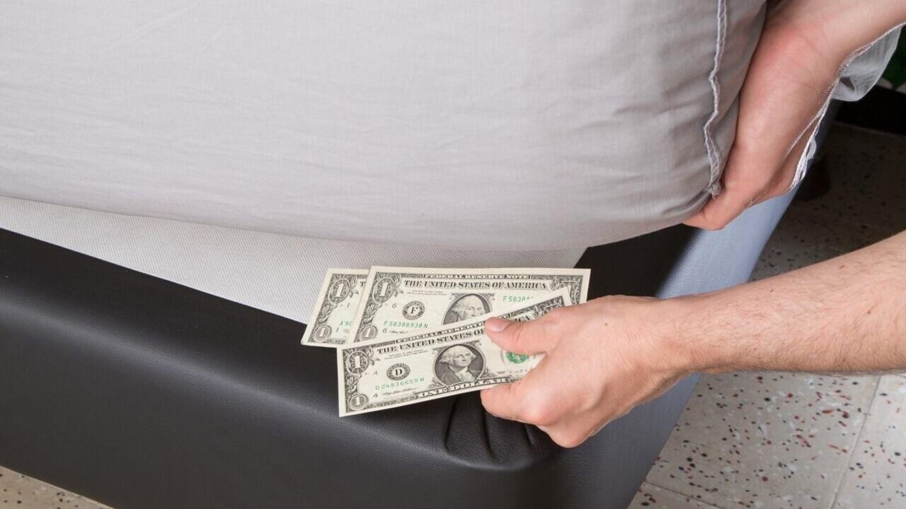 Минчанин проверил заначку – настоящие доллары стали сувенирными. Что случилось?