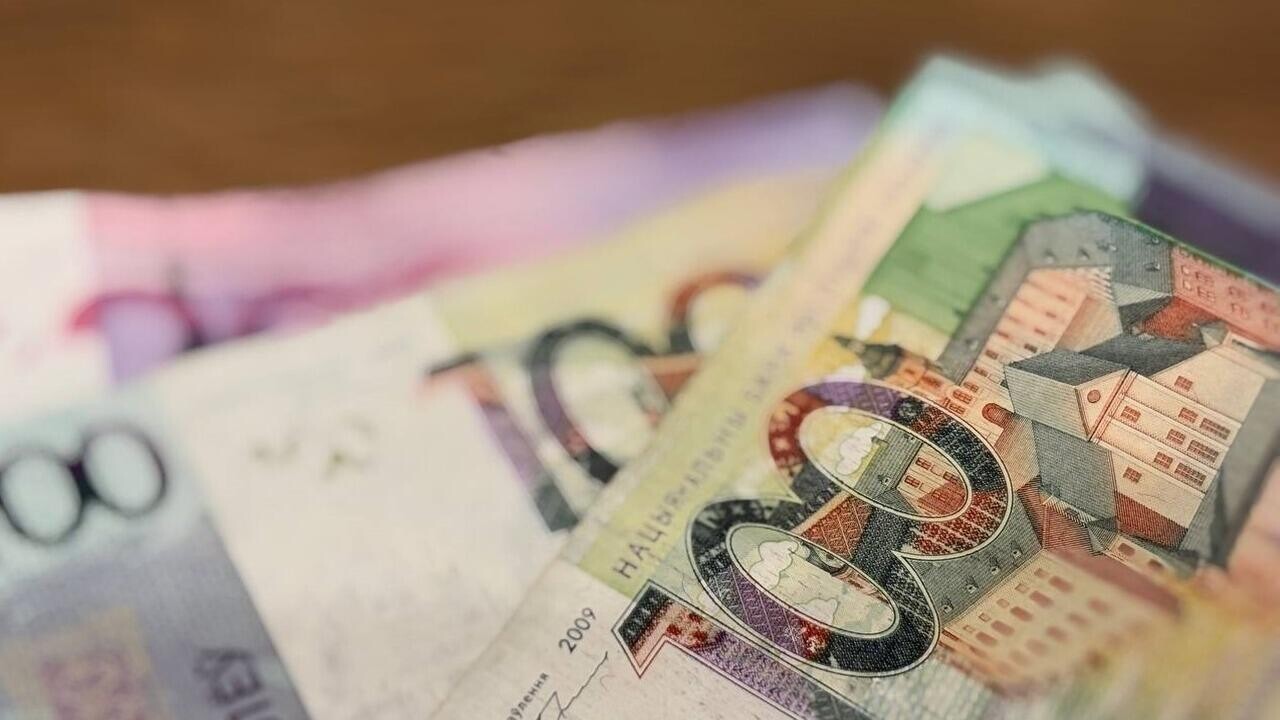 Названа средняя зарплата бюджетников в Беларуси: сколько платят