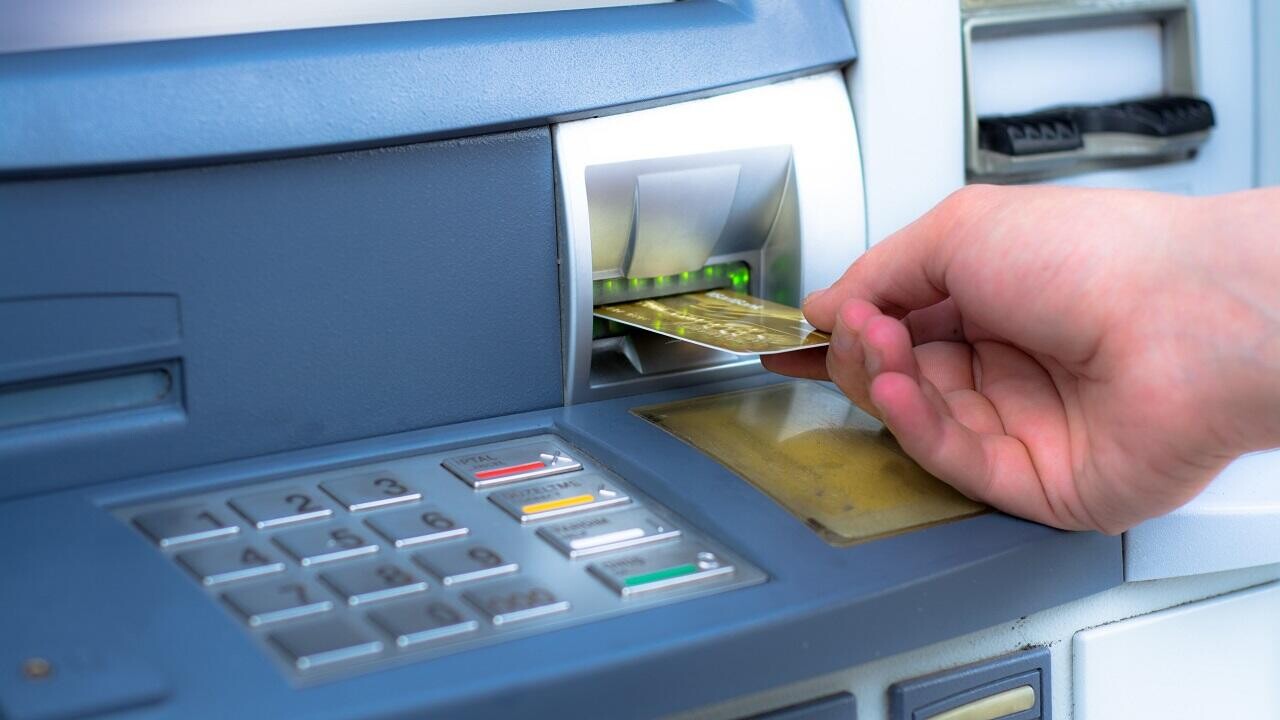 В пятницу белорусы могут столкнуться с перебоями в работе банковских карт