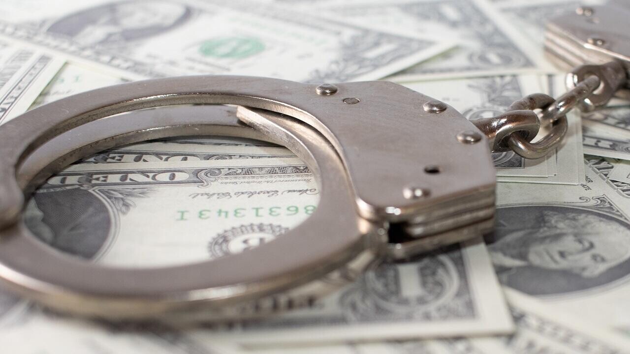 В Лиде замдиректора брал взятки деньгами, а потом потребовал для себя бассейн