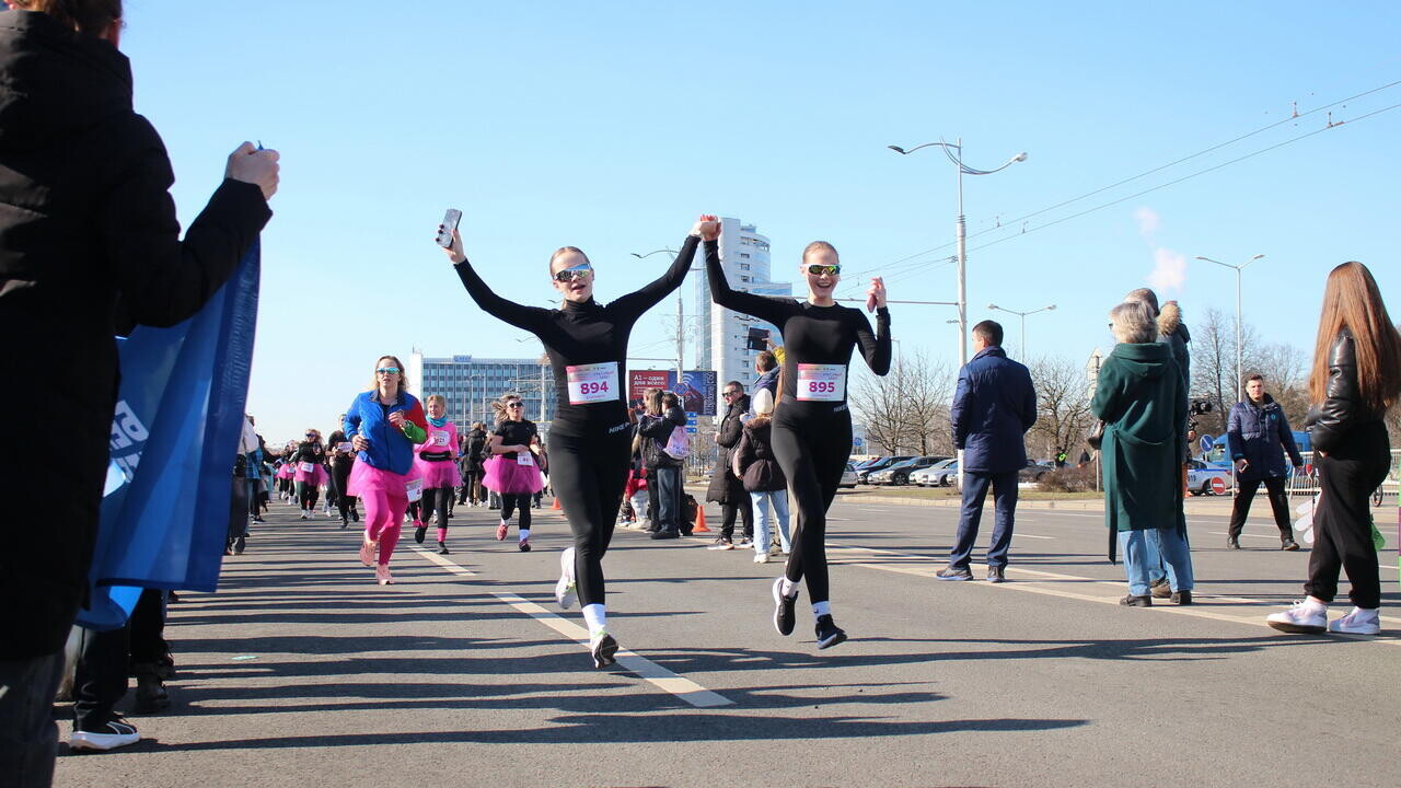 В Минске прошел «Красивый забег» с 3000 девушек: фоторепортаж