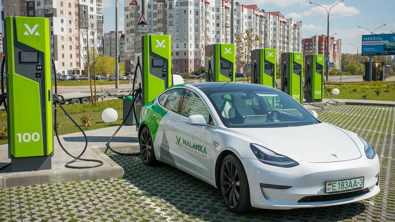 В Беларуси в этом году построят 200 супербыстрых «зарядок» для электрокаров