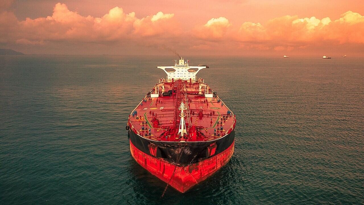 Иран открыл Ормузский пролив для коммерческих судов. Нефть дешевеет