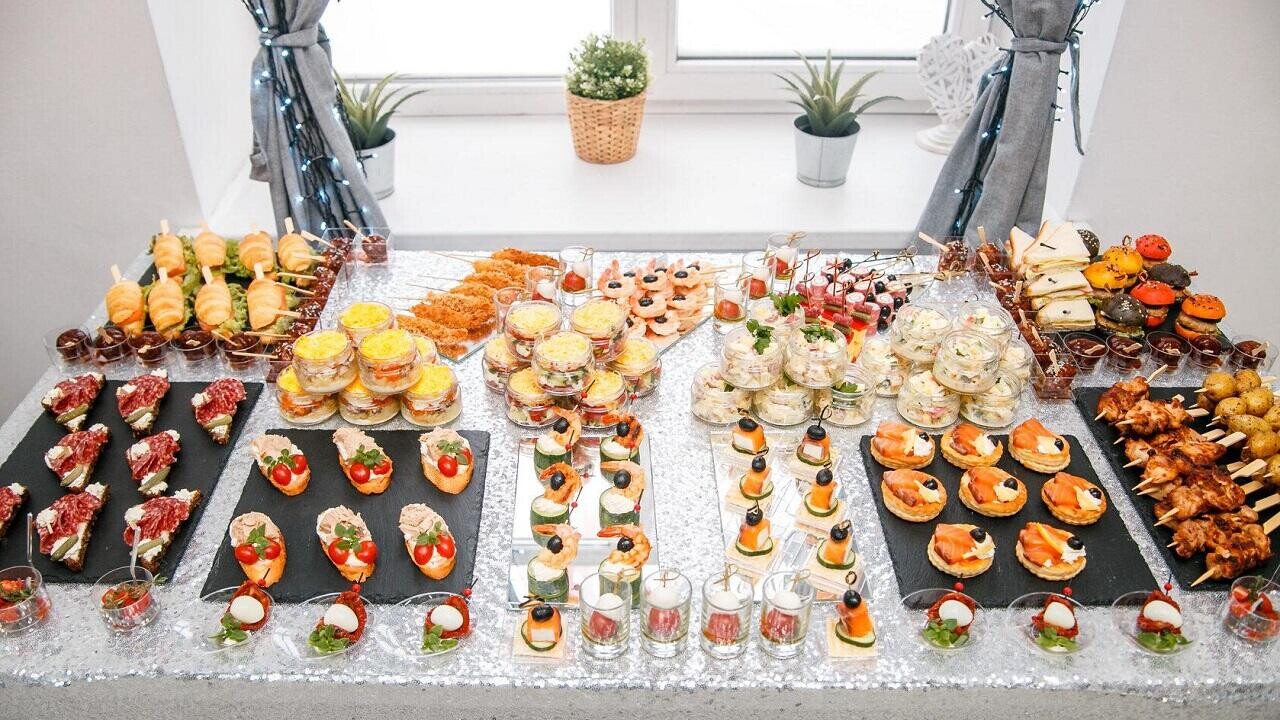 Фуршет в коробке:  какие сеты можно заказать в офис и для большой компании