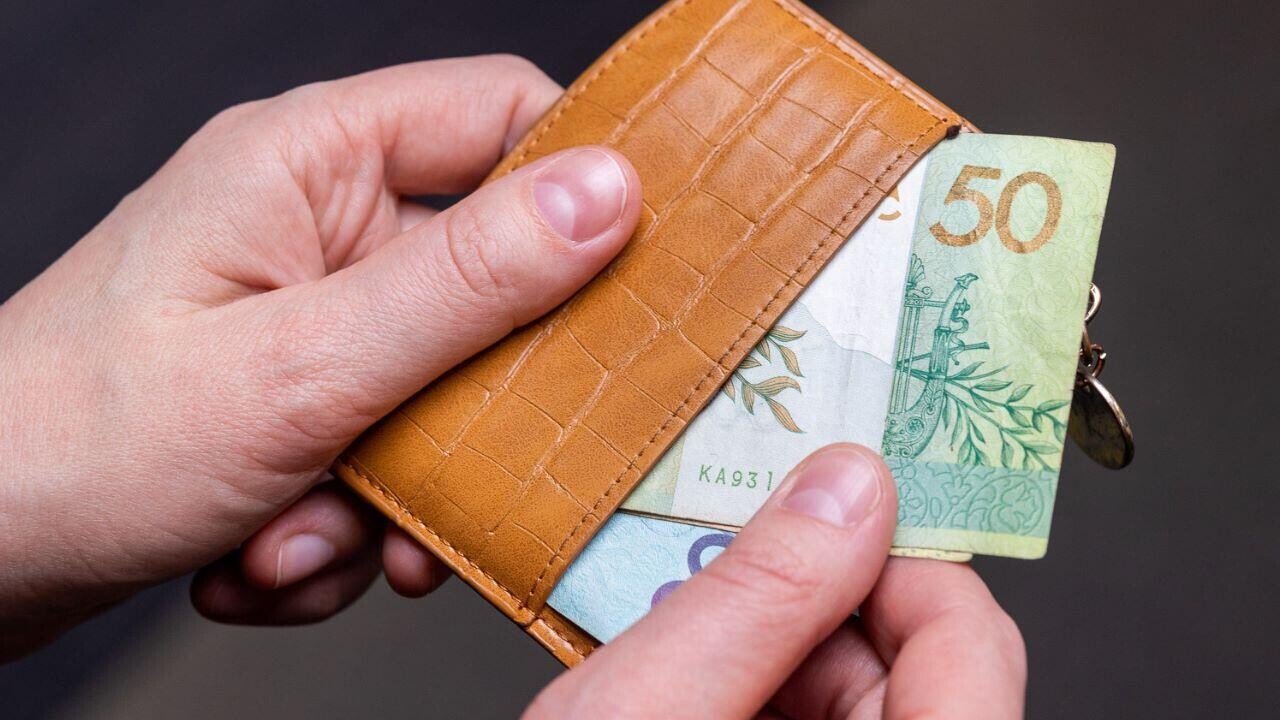 Экономика падает, а доходы белорусов растут. В чем причина: спросили у эксперта