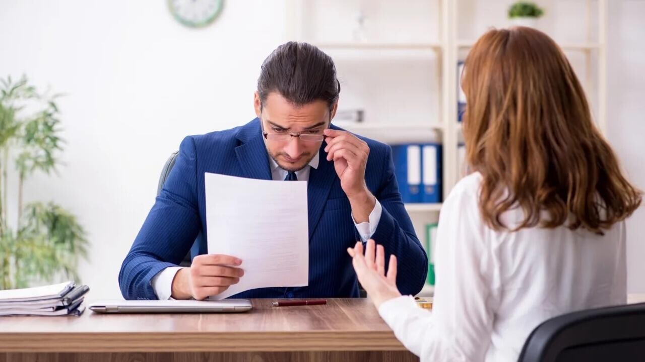 Не берут на работу в Беларуси из-за плохой характеристики: можно ли ее оспорить