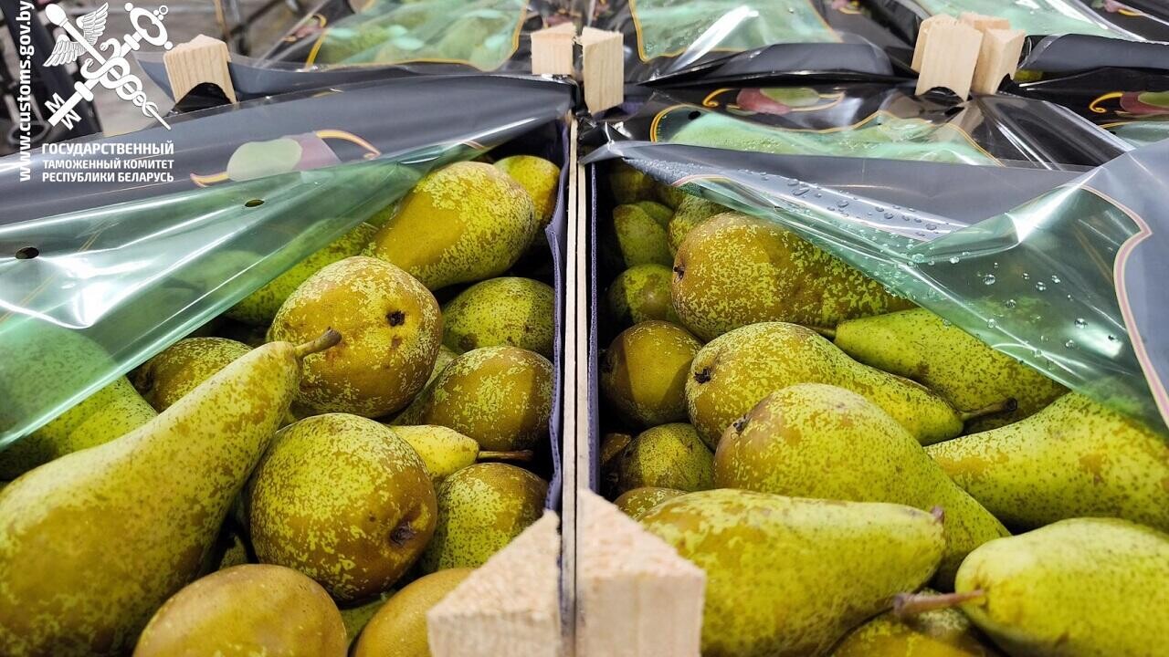 Белорусские таможенники за неделю изъяли на границе груши почти на миллион