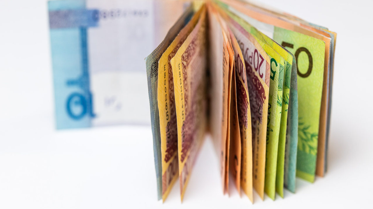 Средняя зарплата – почти 9000 рублей. Кто в Минске получает такие деньги?