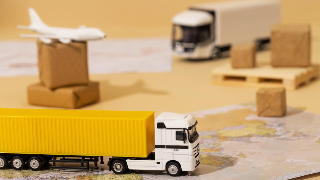 Транспорт: почему в Беларуси растут пассажирские перевозки, а грузовые проседают