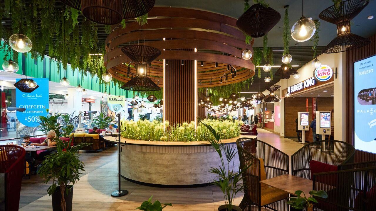 В Минске открылся фудхолл с субтропическим садом за $1 млн: как выглядит?