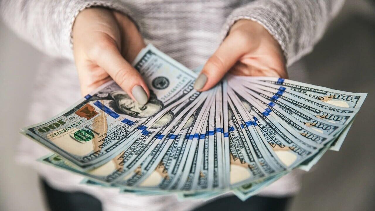 Минус $2000 из заначки – куда делись деньги белоруски?