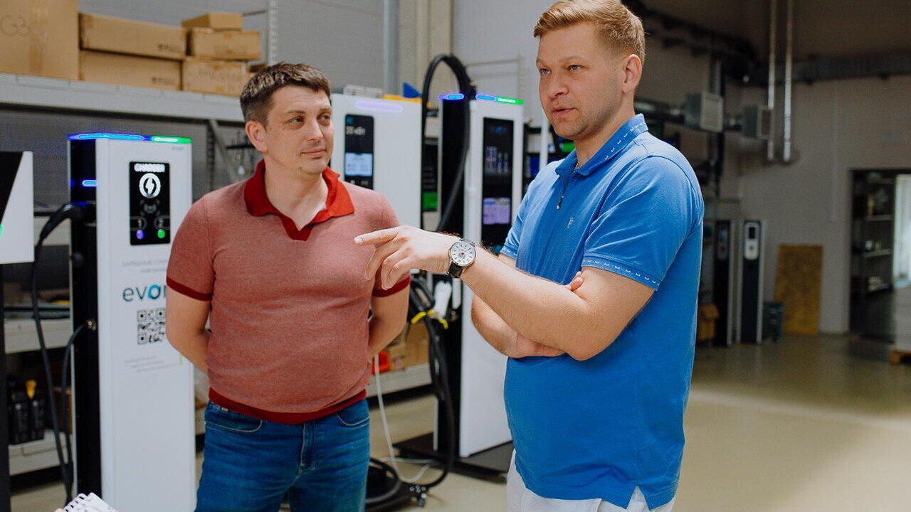 «Купил кВт·ч по 30 копеек, продал по 70 – но не все так просто». Как устроено белорусское производство зарядных станций для электромобилей