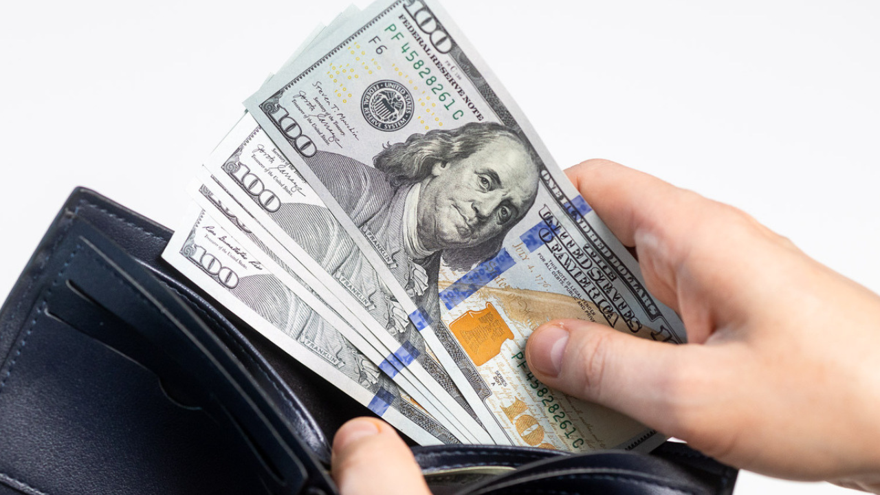 Из-за конфликта в Персидском заливе цена на нефть улетела за $100, а курс доллар падает: итоги рынка валют