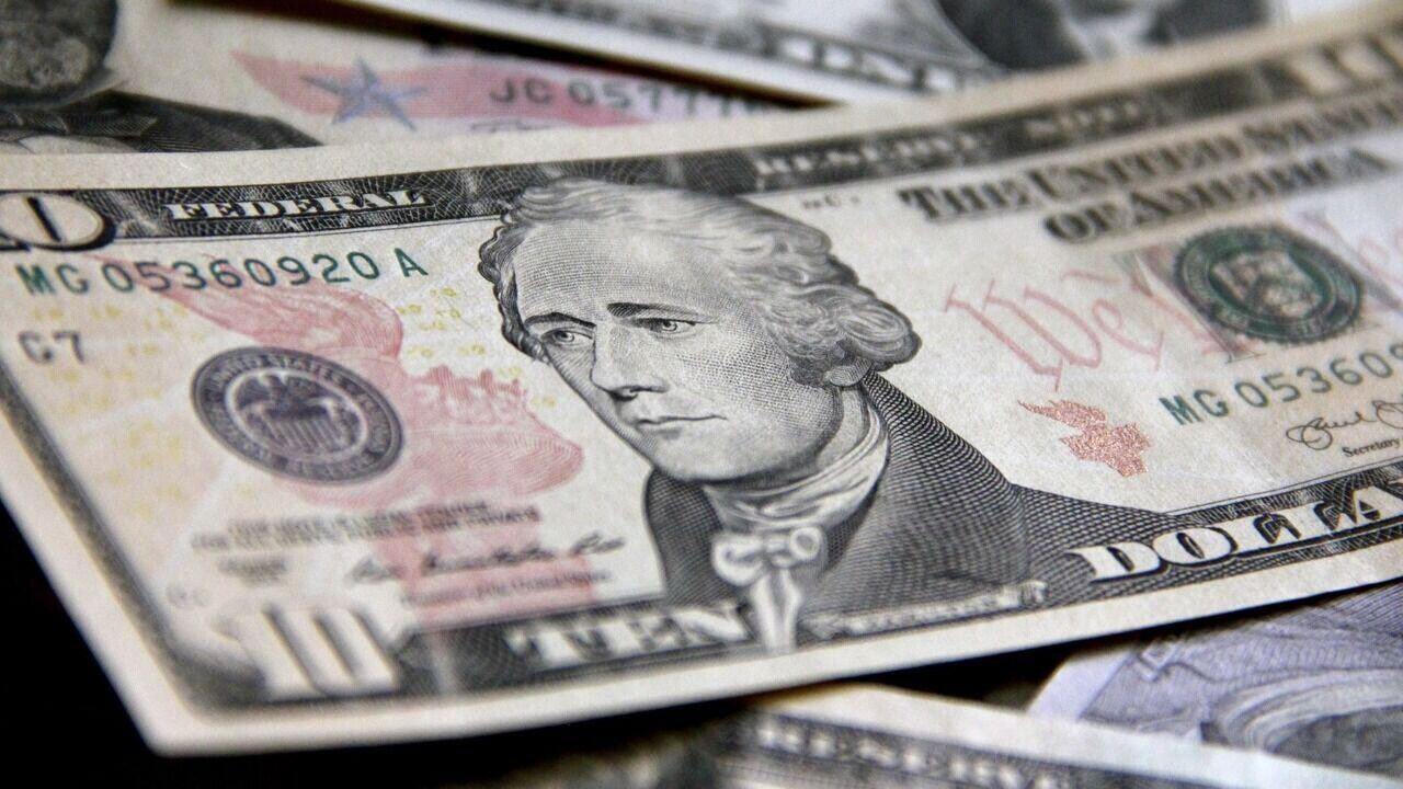 США убрали даты выпуска новых долларов: что происходит с обновлением купюр
