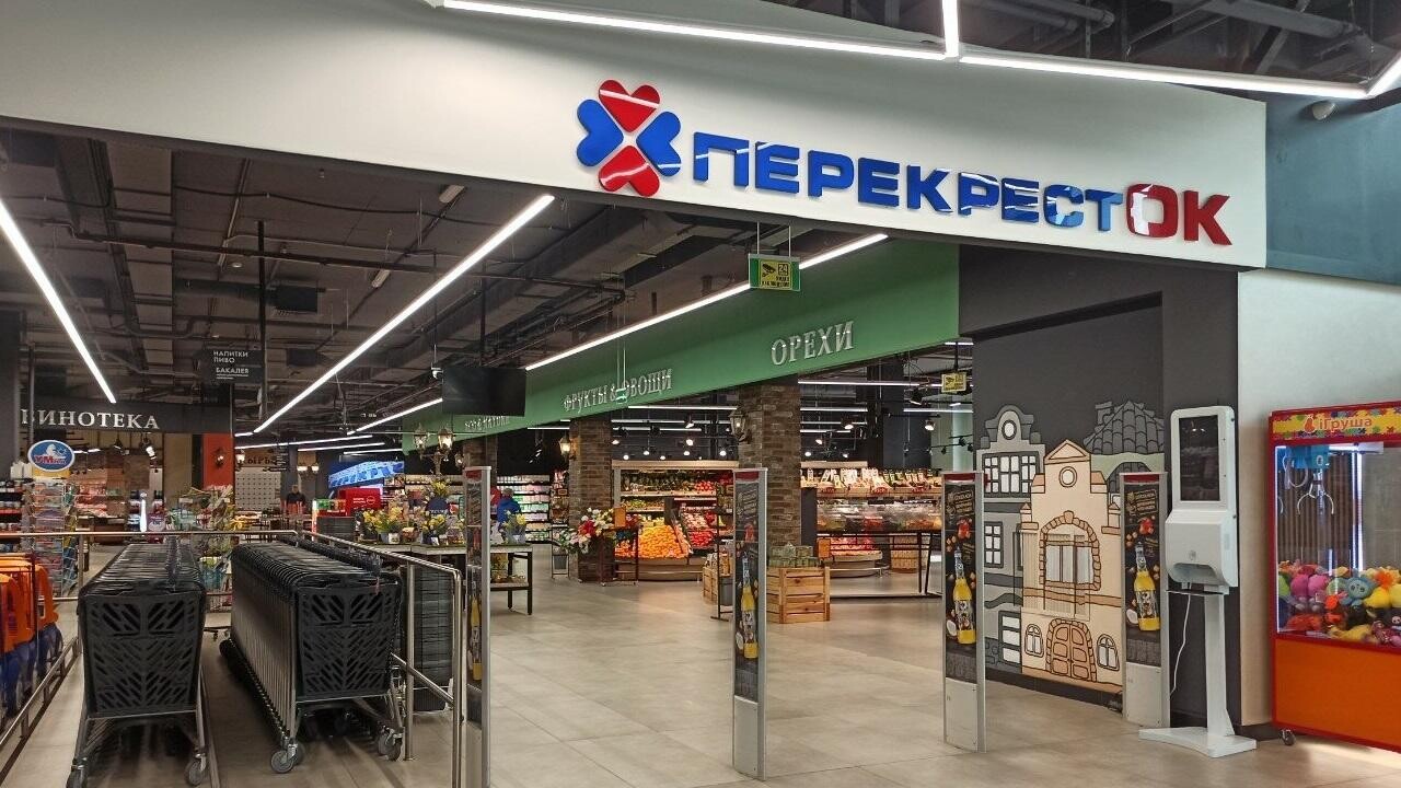 МАРТ приостановил работу крупного магазина сети «Перекресток» из-за просрочки