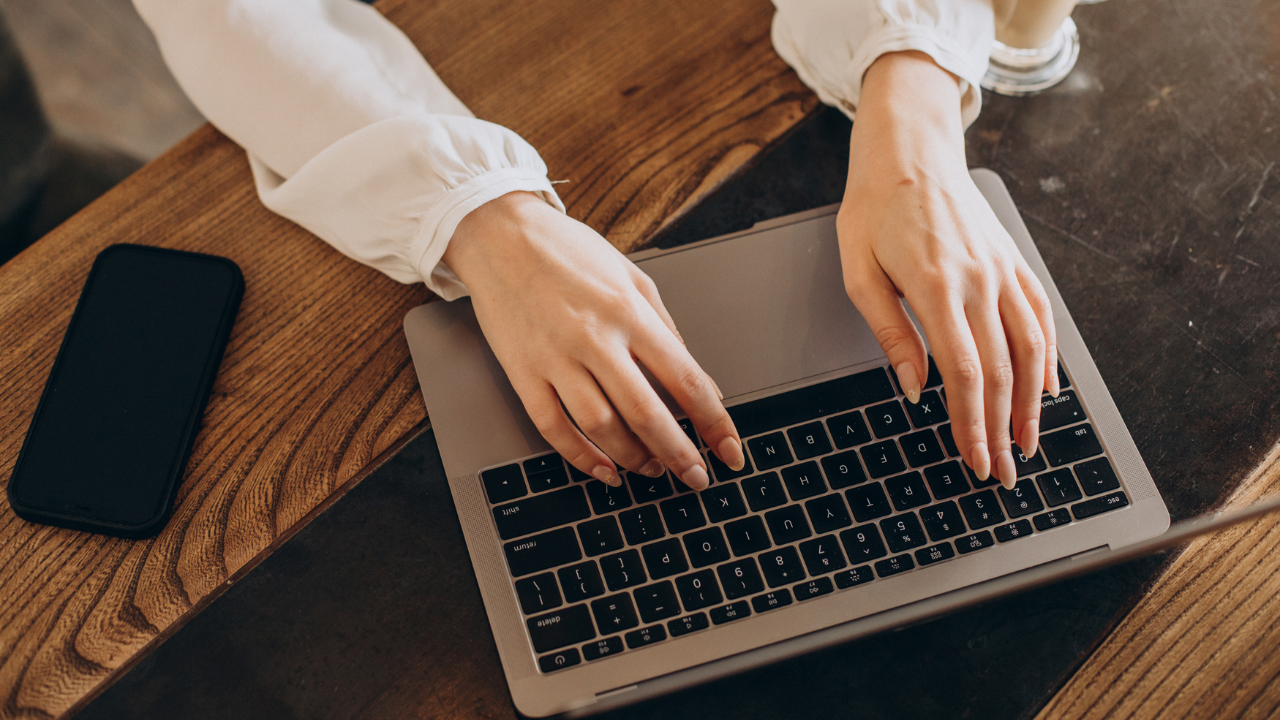 С вами познакомились онлайн? В МВД рассказали, как вычислить мошенника