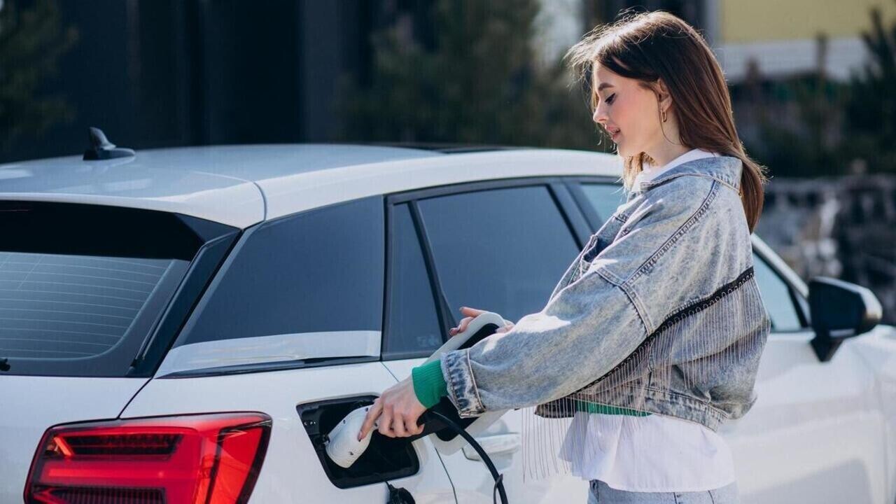 В Беларуси отменили право бесплатной парковки для электромобилей – указ