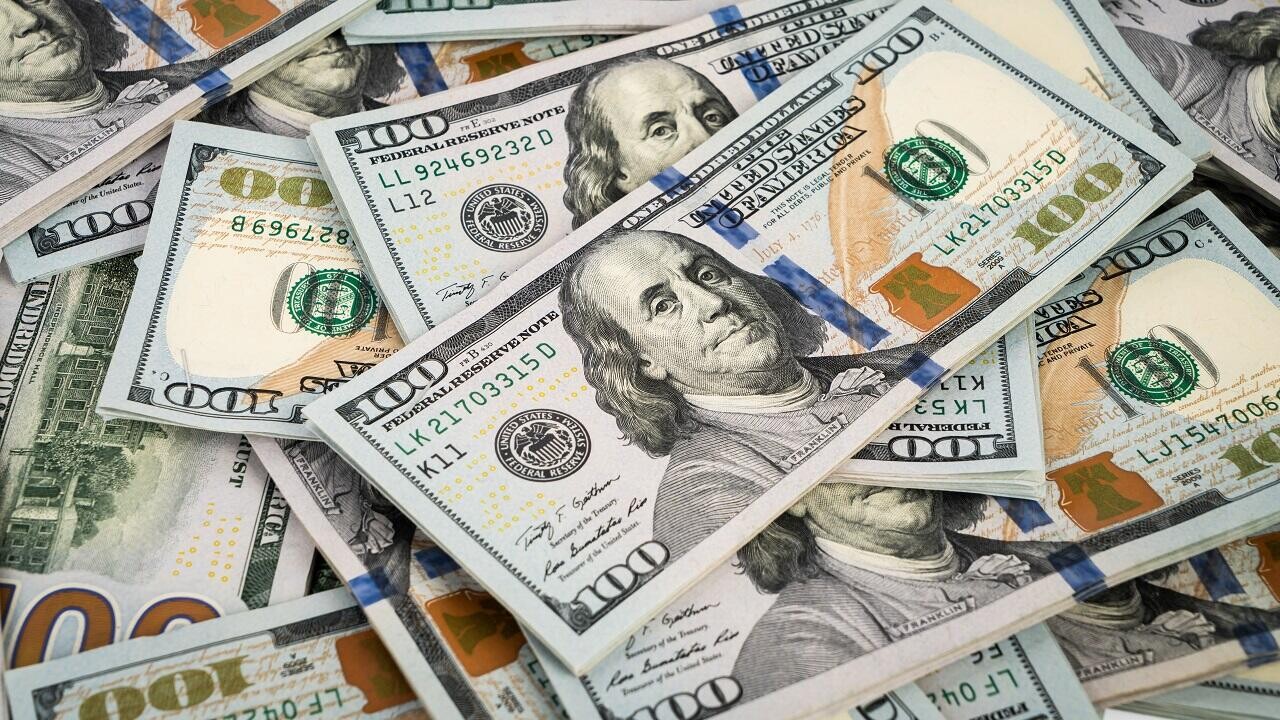 Пожилой минчанин выбросил аферистам из окна больше $18 000