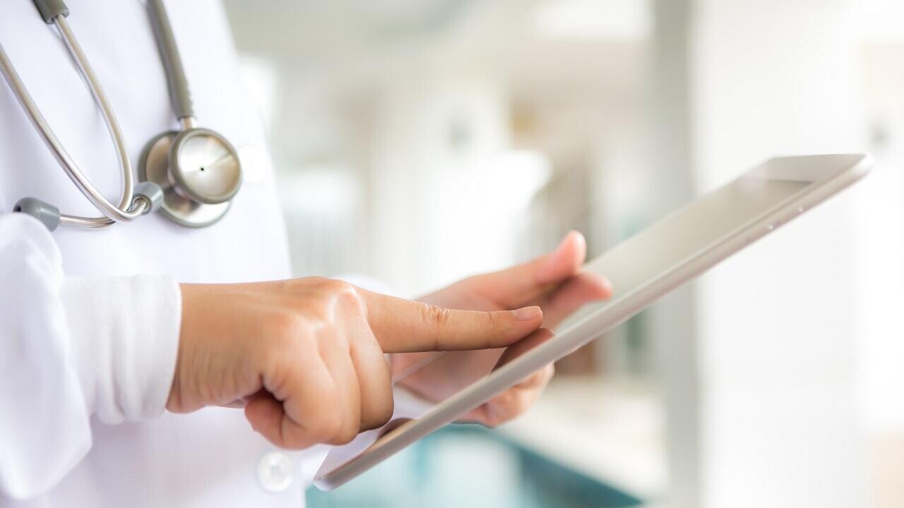 Стало известно, как поликлиники и аптеки будут работать в длинные выходные