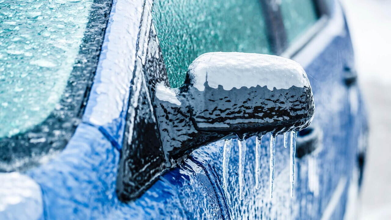 Мокрый снег, гололед и ночные заморозки: водителей предупредили о смене погоды