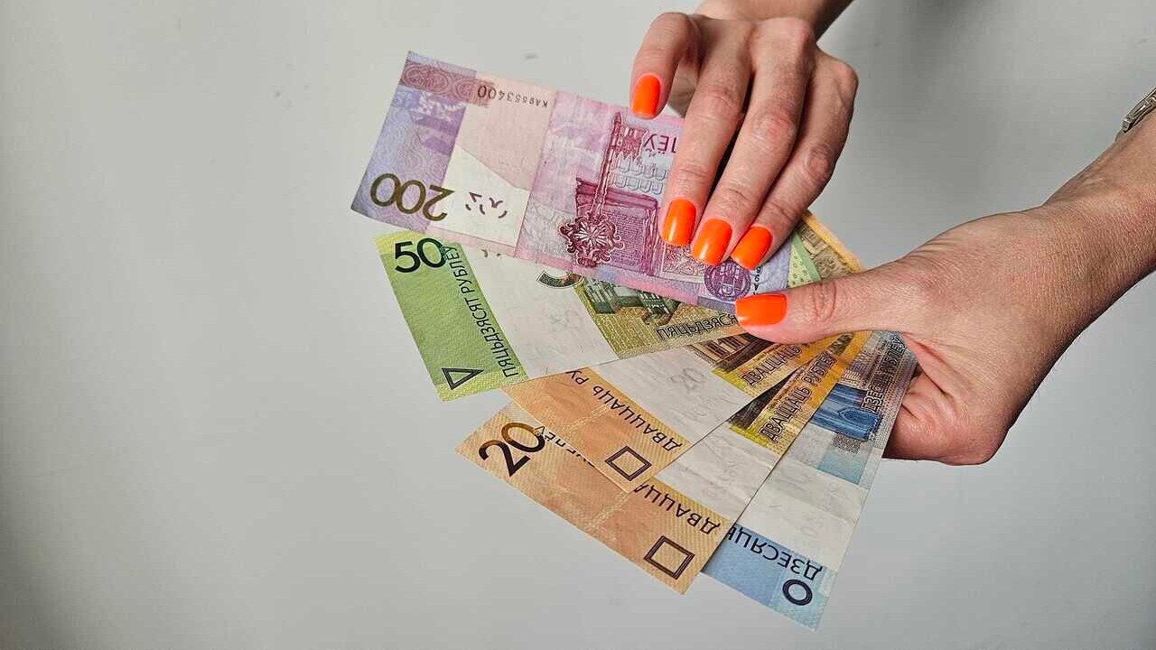 Матпомощь от работодателя к 1 сентября: важные нюансы для сотрудников и бухгалтеров