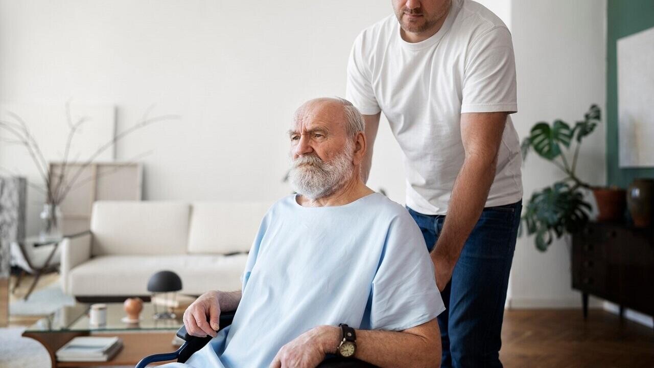 Кто может работать, не теряя пособие по уходу за пожилыми? Объяснили в Минтруда