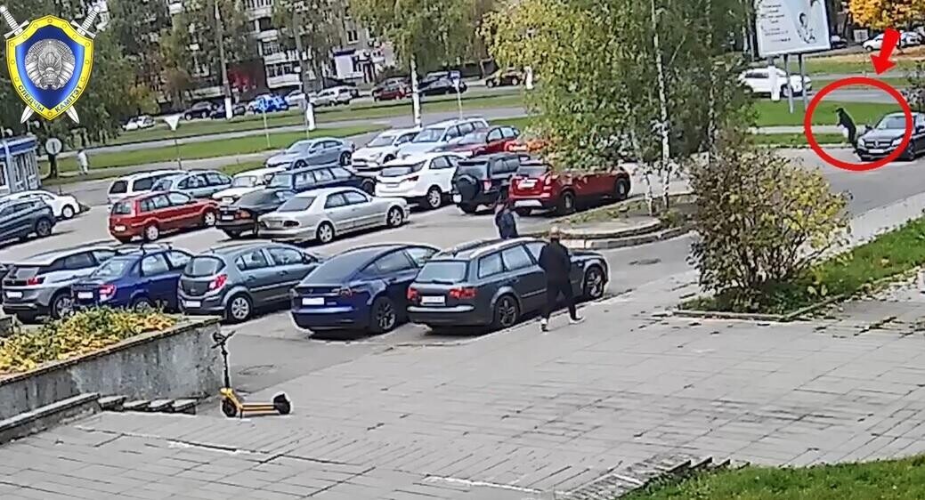 Мужчина оставил в незапертой машине 87 тысяч рублей. Вернувшись, застал грабителя